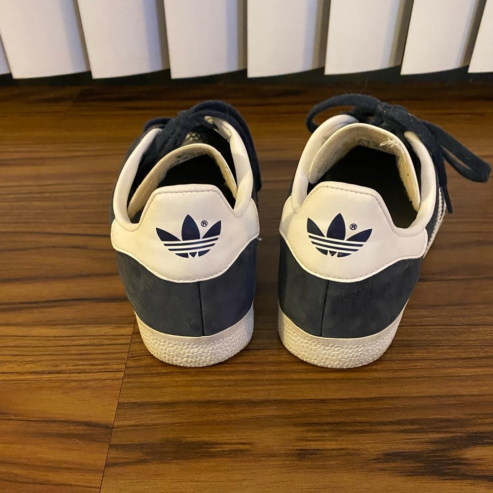 Navy blue women sizing Adidas’s Gazelle 6.5 shoes. Gently worn, good condition